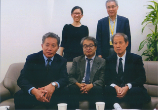 植村隆さんを囲んで