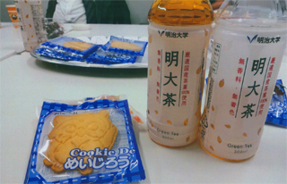「明大茶」とクッキー「めいじろう」