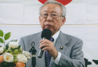 一水会で講演する鴻池祥肇さん