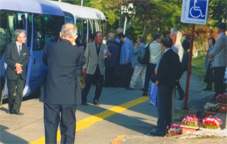 会場へ向かうバス