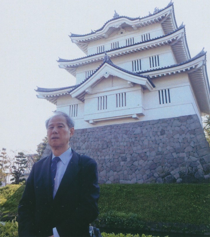 忍城をバックに