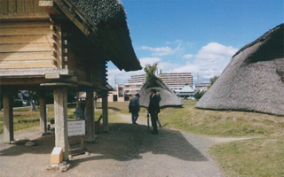 左は食糧倉庫です