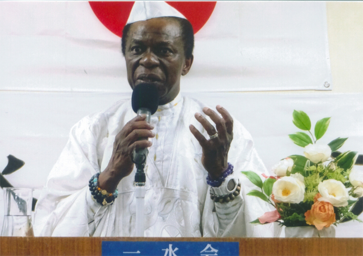 講演するサンコンさん。10/19（月）