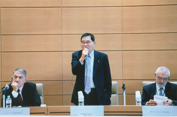 挨拶する亀井静香さん