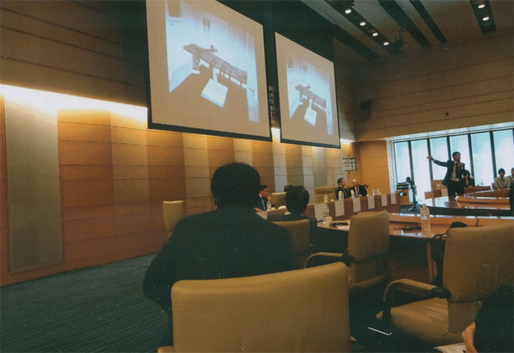 スライドを使ってカザマさんが