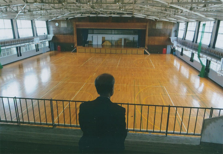 ここに座って応援してました