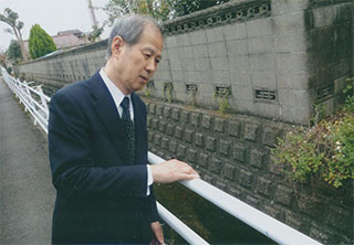 この道を通って学校へ