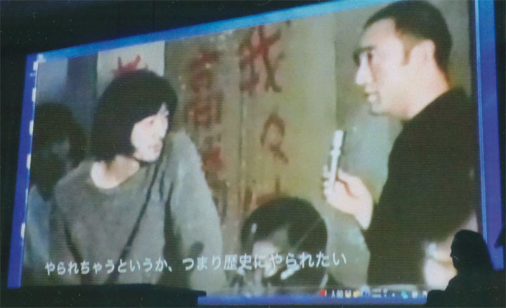 三島と対決する芥正彦氏（左）