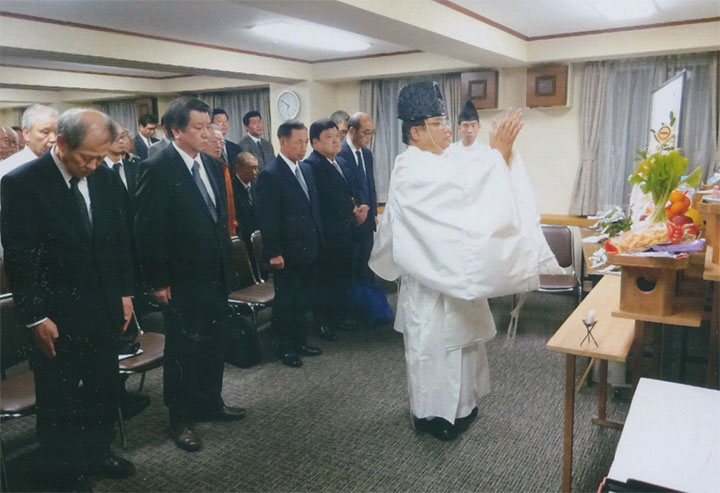 厳粛に執り行われました