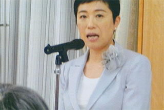 挨拶する辻元清美さん