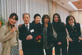 美女たちに囲まれて。震えてます