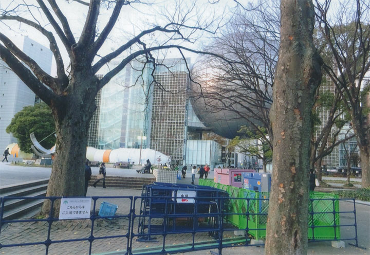 会場近くに巨大な球が