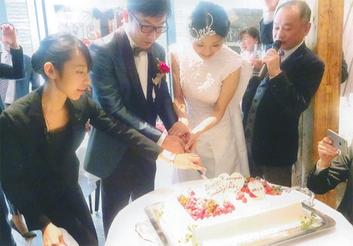 新郎新婦のケーキカット