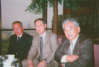 高麗ホテルの展望レストランで。後ろに柳京ホテルが見える