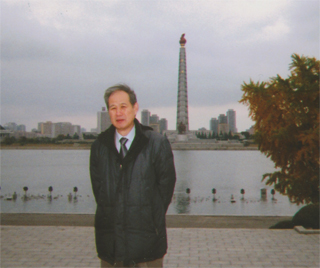 チュチェ塔をバックにして