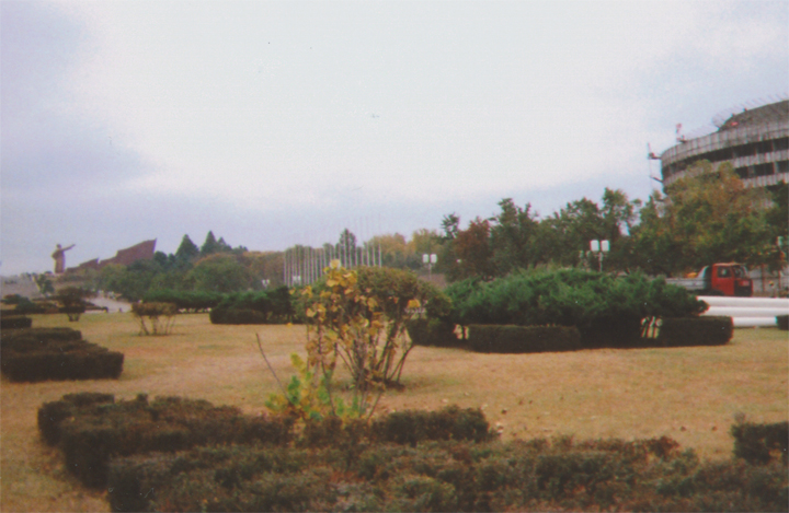 金日成さんの銅像が左に小さく見えます