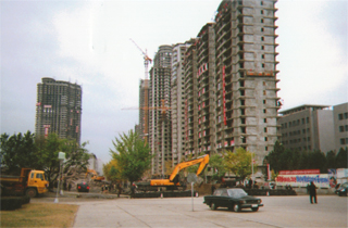 ドームの右も建設中のアパート